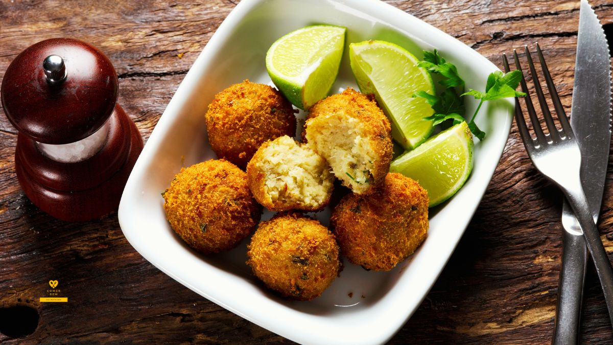 Bolinho de Peixe Feito na Airfryer Fácil e Rápido servidos em uma tijela branca quadrada de ceramica