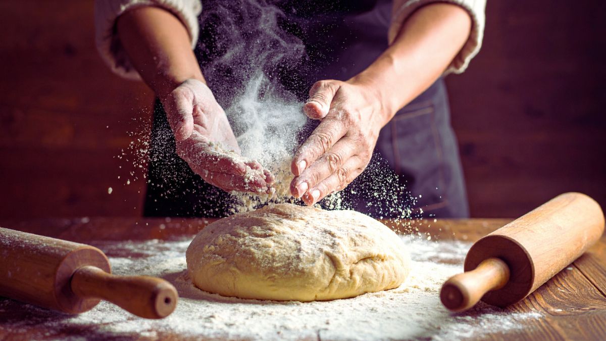 Massa de pastel se transforma em torta dourada