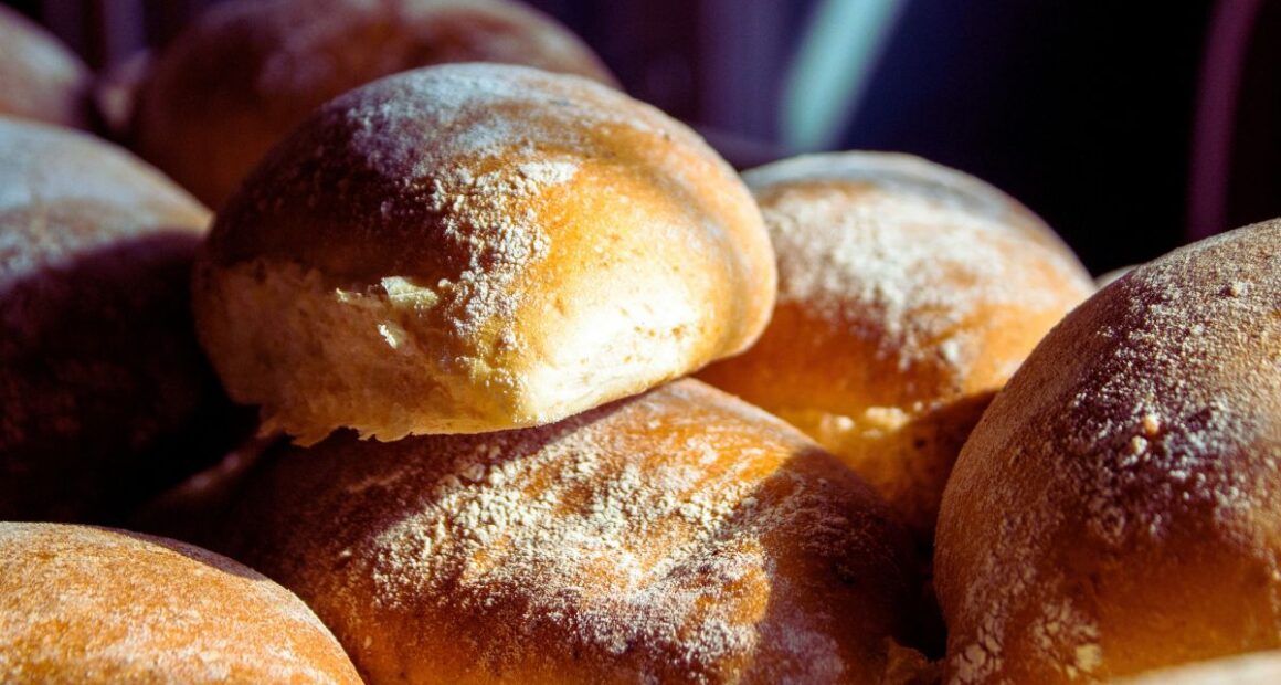 Pãozinho com 4 ingredientes, rápido e surpreendentemente leve