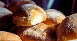 Pãozinho com 4 ingredientes, rápido e surpreendentemente leve