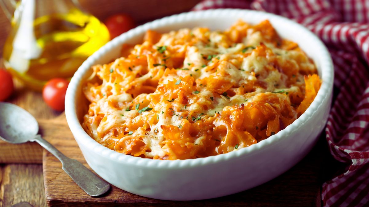 arroz de forno simples e econômico servindo em uma travessa branca